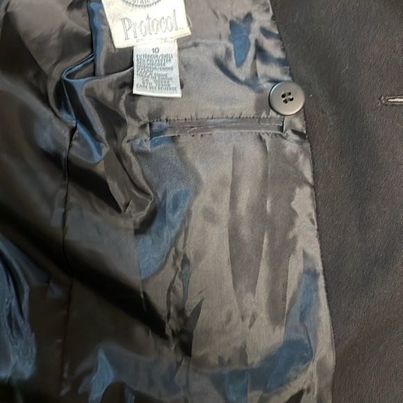 Boys double breasted black blazer, size 11. - Picture 4 of 9